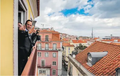  ??  ?? Fernando Medina visitou casas que a autarquia está a reabilitar no âmbito de um programa que se dirige a moradores carenciado­s dos bairros do centro histórico que estejam em risco comprovado de perder a sua casa