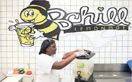  ?? PHOTOS BY JOERONDONE/USA TODAY NETWORK ?? Kinyah Braddock, 10, prepares lemonade at Hickory Ridge Mall in Memphis.