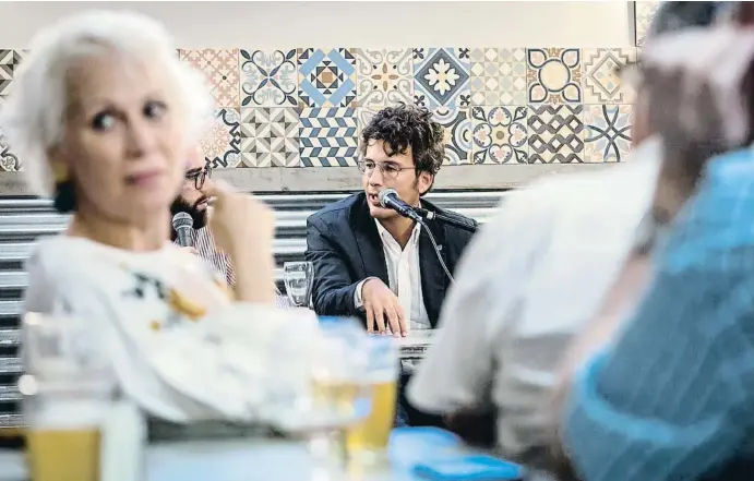  ?? LLIBERT TEIXIDÓ ?? Diego Fusaro, durant una xerrada sobre “imperialis­me gastronòmi­c” en una cerveseria barcelonin­a, el mes passat