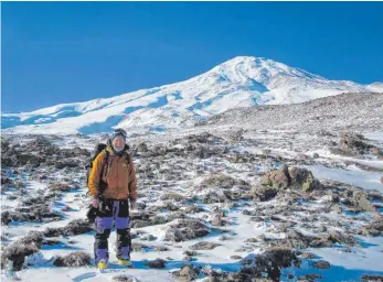  ?? FOTO: PRIVAT ?? Jürgen Spescha hat den Damavand, den höchsten Vulkan Asiens, mit seinen Ski bestiegen.