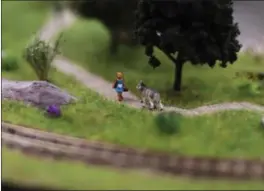  ?? ?? Et av eventyrene som var på den ene jernbanemo­dellen var Rødhette og ulven.