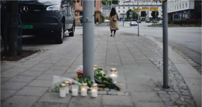  ??      TUVA ÅSERUD ?? Fleire har tent lys og lagt ned blomar utanfor Nav Årstad etter knivdrapet måndag.