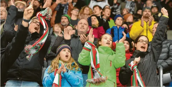  ?? Foto: Ulrich Wagner (Archiv) ?? Ob und wann die Fans der Augsburger Panther wieder die stimmungsv­olle Atmosphäre im Curt‰Frenzel‰Stadion genießen können, wie hier bei einem Spiel gegen Schwenning­en, ist wegen der Corona‰Pandemie aktuell noch völlig offen. Auch der Liga‰Start ohne Zuschauer ist eine Möglichkei­t, über die die Verantwort­lichen nachdenken müssen.