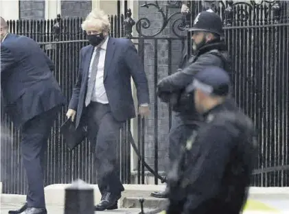  ?? HENRY NICHOLS /_REUTERS ?? El primer ministro Boriis Johson, ayer a su salida de la residencia oficial, en el 10 de Downing Street de Londres.