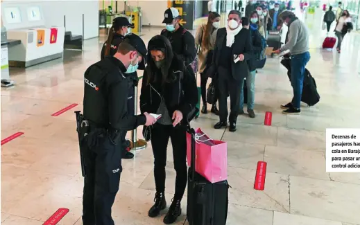  ?? EFE ?? Decenas de pasajeros hacen cola en Barajas para pasar un control adicional