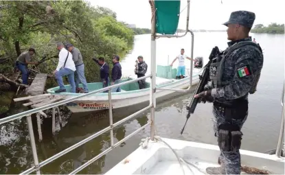  ?? JOSÉ LUIS TAPIA ?? Desmantela­n 10 muelles clandestin­os alrededor de la laguna del Carpintero.