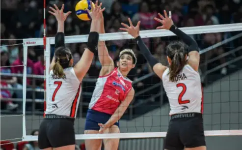  ?? PVL PHOTO ?? BEST PLAYER▪ Creamline’s Diana Mae “Tots” Carlos (No▪ 18), best player of the game, tries to score against Cignal’s Roselyn Doria (No▪ 2) and Frances Xinia Molina (No▪ 7) during the Premier Volleyball League (PVL) All Filipino Conference at the Philsports Arena in Pasig City on Tuesday evening (March 26, 2024)▪ Creamline won, 26-28, 22-25, 25-22, 25-21, 16-14 to grab the lead▪