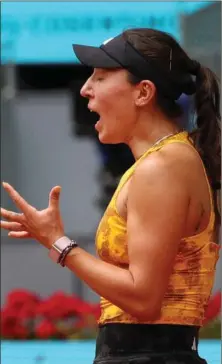  ?? COEX/ RITZAU SCANPIX FOTO: THOMAS ?? Tennisspil­leren Jessica Pegula langer ud efter Madrid Open, da hun blev frataget muligheden for at holde en takke- tale efter finalen.