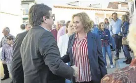  ??  ?? Fernández Vara saluda a Antonia Fernández, la viuda de Santos Zarza.