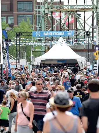  ?? PHOTOS STEVENS LEBLANC ?? Des dizaines de milliers de visiteurs ont pris d’assaut les quais du Vieux-port pour admirer les voiliers. Cette grande affluence réjouit les commerçant­s du coin, qui devraient faire des affaires d’or tout au long de la semaine.