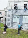  ?? FOTO: ALEXEY ROMANOV/DPA ?? Studenten springen während der Schießerei aus dem Fenster einer Universitä­t in der russischen Stadt Perm.