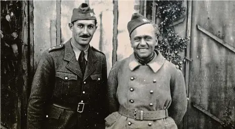  ?? FOTO VÚA – VHA PRAHA ?? Eduard Kudrnka (vpravo) s poručíkem (a pozdějším generálem) Stanislave­m Uchytilem, Francie, 1940.