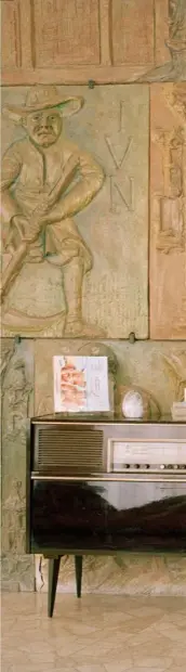  ??  ?? LE DÉCOR de ces établissem­ents qui abritèrent des milliers de vacanciers venus de toute l’Europe rappelait sans cesse l’esprit des vacances, comme ce bas-relief faussement historique dans le hall d’entrée de l’hôtel Aurelio, à Cesenatico.