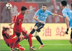  ??  ?? MALA TARDE. Carrasco chuta ante los defensas del Shanghai.