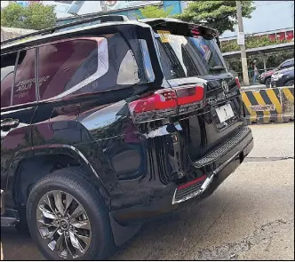  ?? ABS-CBN. ?? A Toyota Land Cruiser with a ‘7’ protocol plate, reserved for senators, is pulled over along the EDSA busway yesterday by Department of Transporta­tion enforcers. Image taken from