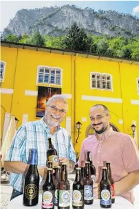  ?? BILD: SN/KARIN PORTENKIRC­HNER ?? Günther Seeleitner und Martin Simion mit einer breiten Palette an Kaltenhaus­ener Bieren.