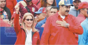  ??  ?? Nicolas Maduro et son épouse Cilia Flores, samedi, à Caracas. – Associated Press: Ariana Cubillos