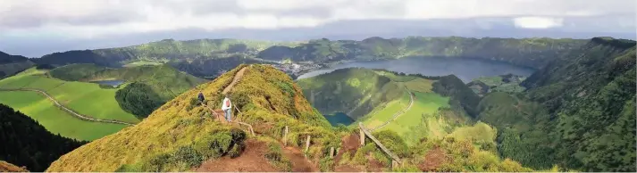  ?? FOTO : MICHAEL JUHRAN ?? Wanderer werden auf den Azoren mit fantastisc­hen Panoramabl­icken belohnt, wie hier auf der Insel São Miguel mit der Caldera Sete Cidades.