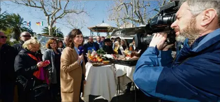  ?? (Photo Dominique Leriche) ?? En direct sur TF, la journalist­e Dominique Lagrou-Sempere a vanté la qualité des produits proposés par les commerçant­s du marché de Sanary, élu le plus beau de France en .