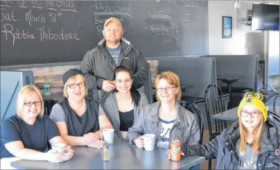  ?? ERIC MCCARTHY/JOURNAL PIONEER ?? Sidewalk Grill Restaurant and Lounge staff, from left, Nicole Gavin, Sandra Arsenault and Megan Demone chat with the restaurant’s owners, Joey and Lisa Carragher and their daughter Jane. Business has been booming since the restaurant opened March 21.