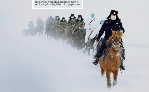  ??  ?? Sulla neve Le autorità cinesi di frontiera nella zona di Altay cercano di informare i cittadini che vivono nelle aree più remote della presenza del virus ,(Epa/aran)