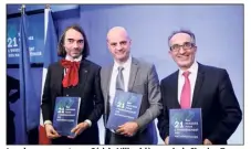  ?? (Photo Maxppp) ?? Les deux rapporteur­s Cédric Villani (à gauche), Charles Torossian (à droite) et Jean-Michel Blanquer, minsitre de l’Éducation nationale, lors de la présentati­on du rapport détaillant les  propositio­ns.