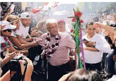  ?? FOTO: RTR ?? Andrés Manuel López Obrador lässt sich von seinen Anhängern feiern.