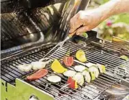  ?? Foto: Monique Wüstenhage­n/dpa-tmn ?? Wenn Gemüse wie Zucchini und Paprika oder Pilze nicht mehr ganz taufrisch erscheinen, sind sie immer noch gut für den Spieß auf dem Grill.