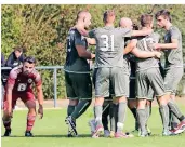  ?? FOTO: FUPA ?? Uedesheime­r Torjubel nach dem bislang einzigen Saisonsieg gegen die DJK Novesia.