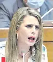  ??  ?? Kattya González (PEN), diputada opositora. Acusó al gobierno de Mario Abdo de complicida­d con empresario­s de transporte.