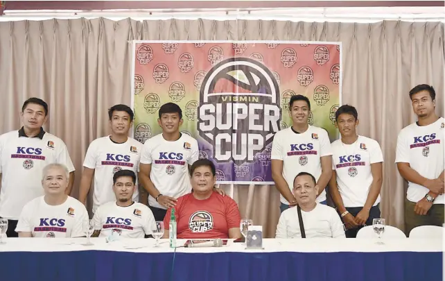  ?? / ALEX TAN ?? INTRODUCIN­G. KCS-Mandaue City led by head coach Mike Reyes (second from left) and team owner Ricky Verdida ( fourth from left) introduce the team that will compete in the Pilipinas VisMin Super Cup.