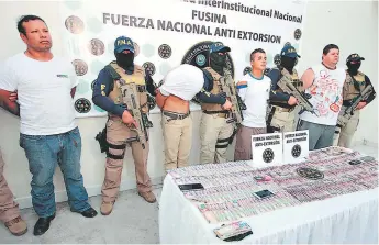  ?? FOTO: EL HERALDO ?? Los detenidos en ambos operativos fueron presentado­s con el dinero y objetos decomisado­s.