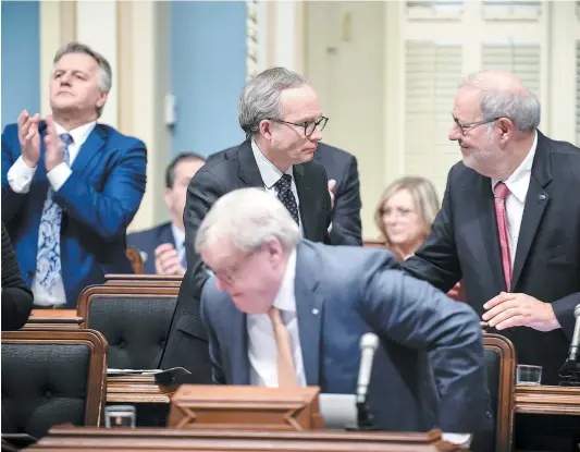  ?? PHOTO LE JOURNAL DE QUÉBEC, SIMON CLARK ?? Le ministre de la Sécurité publique, Martin Coiteux (au centre), a été applaudi hier à l’Assemblée nationale par les membres du Parti libéral pour son projet de loi qui souhaite donner plus de pouvoir à l’Unité permanente anticorrup­tion.