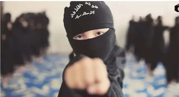  ?? FOTO: BALKIS PRESS/ABACAPRESS.COM ?? Ein Screenshot eines Propaganda­videos des Islamische­n Staats. Es zeigt ein Kind, das unter anderem in Kampfsport und an der Waffe trainiert wird.