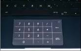  ??  ?? Der ins Touchpad integriert­e Nummerbloc­k funktionie­rt einwandfre­i und erleichter­t die Arbeit.