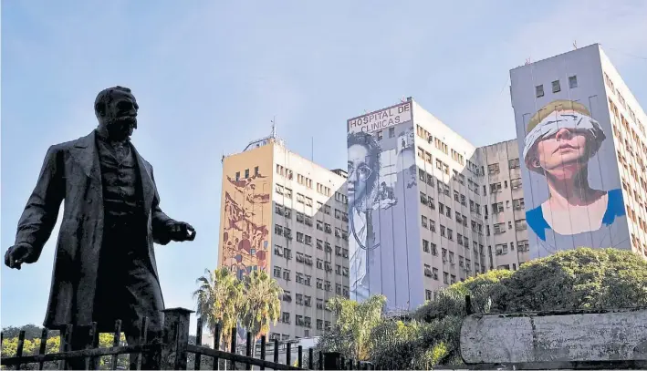  ?? MAXI FAILLA ?? Murales. Fueron inaugurado­s ayer por la AMIA en la fachada de la calle Uriburu del Hospital de Clínicas, donde fue atendida la mayoría de los heridos en el atentado.