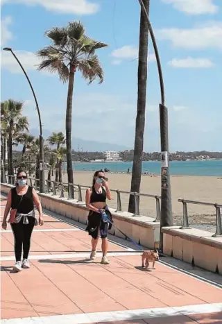  ?? // JAIME GARCÍA ?? Dos mujeres pasean por el paseo marítimo de Estepona