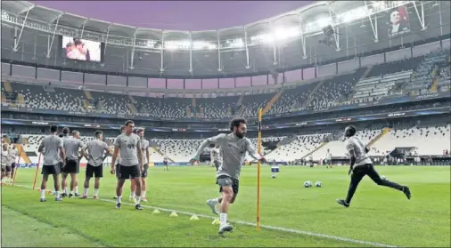  ??  ?? PARTIDAZO. Salah se entrena con sus compañeros del Liverpool en el Besiktas Park de Estambul.