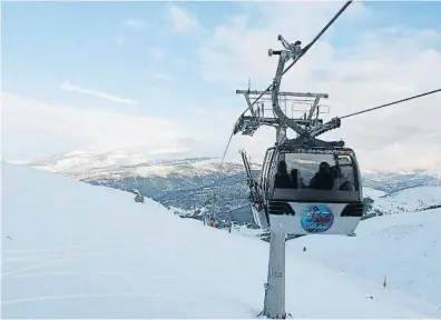  ??  ?? La neu ha fet història a l’estació d’esquí de la Molina, que sempre ha innovat amb els telecadire­s.