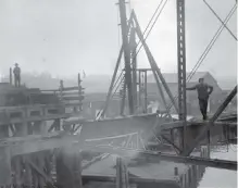  ?? CITY OF VICTORIA ARCHIVES, IMAGE M08374 ?? A worker on a girder during the early stages of constructi­on, c. 1921.