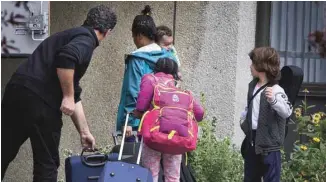  ?? JACQUES NADEAU LE DEVOIR ?? Pour les nombreux migrants, l’arrivée au Canada représente un nouveau départ qui commence souvent par la recherche d’un toit et l’emménageme­nt sous celui-ci.