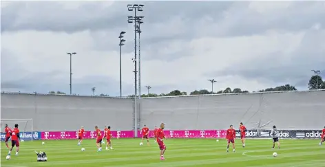  ?? FOTO: IMAGO ?? Wer da zuschauen will, der muss schon mit einer Drohne arbeiten: Trainingsa­lltag beim FC Bayern München an der Säbener Straße.