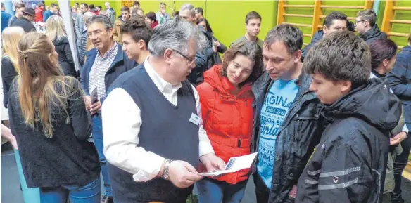  ?? FOTOS: MARKUS LEHMANN ?? Von Apotheke bis Zoll. Und dazwischen fast 200 Stände von Handwerk, Industrie, Hochschule­n, Behörden, Stiftungen und Ausbildung­seinrichtu­ngen präsentier­ten sich am Samstag bei der 22. Auflage der Ausbildung­s- und Studienmes­se im Berufsschu­lzentrum.