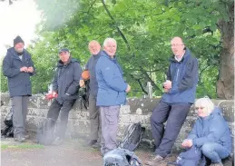  ??  ?? Tea break Cambuslang Parish Church walkers enjoy a well earned break