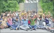  ?? SAMEER SEHGAL ?? Family members of victims of the train tragedy protesting outside the residence of MLA Navjot Singh Sidhu in Amritsar.