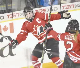  ??  ?? Le Canada sera mené par la capitaine Marie-Philip Poulin aux Championna­ts mondiaux de hockey féminin. - La Presse canadienne: Ryan Remiorz