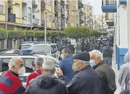  ?? Mª JOSÉ SÁNCHEZ ?? Una gran cantidad de vecinos siguió el altercado en el edificio okupa.