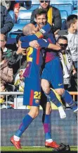  ?? FOTO: DPA ?? Es geht auch ohne Stiefel: Lionel Messi (re.) feiert das Tor zum 3:0 von Aleix Vidal, das der Argentinie­r vorbereite­t hatte.