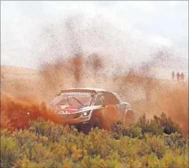  ??  ?? BATALLA. Loeb se hizo ayer con su tercera etapa en este Dakar y adelantó a Peterhanse­l en la general.