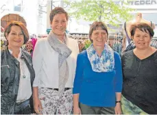  ?? FOTO: CLAUDIA STECKELER ?? Gemeinsam mit ihren Mitarbeite­rinnen, Monika Brunner und Heidemarie Heni (dritte und vierte von links) steht Geschäftsf­ührerin Doreen Gebhardt (zweite von links) wieder in ihrem Fachgeschä­ft Gebhardt Dessous in der Bahnhofstr­aße 16 in Tuttlingen....